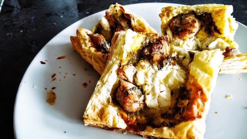 ciasto francuskie z pesto i kurczakiem