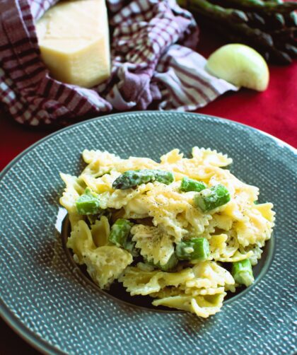 makaron w sosie serowym ze szparagami